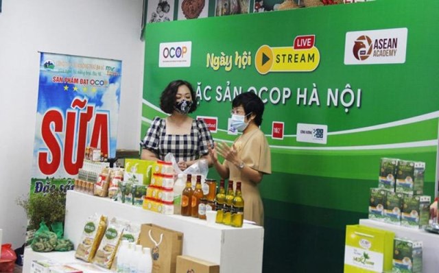 Chủ thể sản phẩm OCOP giới thiệu sản phẩm, quy trình sản xuất, chế biến an toàn đến khách hàng qua hình thức livestream - Ảnh: Việt Nam hội nhập