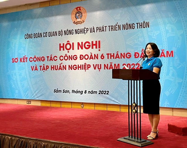 B&agrave; Ng&ocirc; Thị&nbsp;Anh Tuy&ecirc;n - Ph&oacute; Chủ tịch C&ocirc;ng đo&agrave;n N&ocirc;ng nghiệp v&agrave; PTNT Việt Nam đ&atilde; ph&aacute;t biểu ghi nhận những kết quả đạt được của C&ocirc;ng đo&agrave;n Cơ quan Bộ trong 6 th&aacute;ng đầu năm, đồng thời chỉ đạo C&ocirc;ng đo&agrave;n Cơ quan Bộ tiếp tục b&aacute;m s&aacute;t chỉ đạo của C&ocirc;ng đo&agrave;n N&ocirc;ng nghiệp v&agrave; PTNT Việt Nam phấn đấu ho&agrave;n th&agrave;nh tốt c&aacute;c nhiệm vụ c&ocirc;ng t&aacute;c thi đua trong 6 th&aacute;ng cuối năm 2022&nbsp;đ&atilde; đề ra.