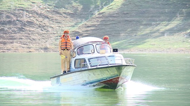 Lực lượng cảnh s&aacute;t giao th&ocirc;ng, c&ocirc;ng an huyện L&acirc;m B&igrave;nh tuần tra bảm bảo an ninh, giao th&ocirc;ng khu vực l&ograve;ng hồ.