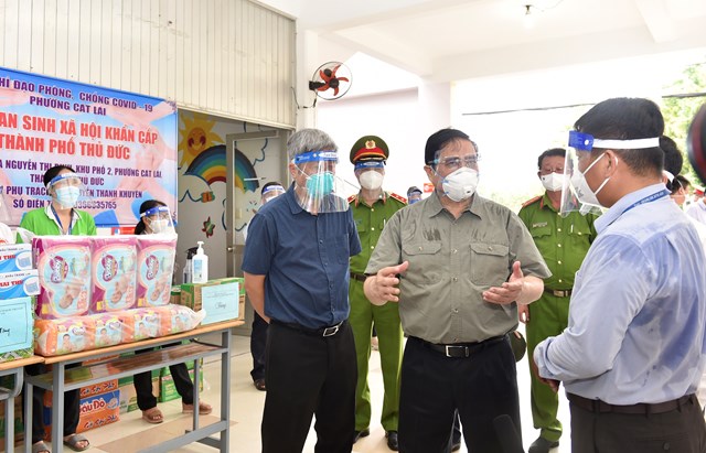 Thủ tướng Phạm Minh Ch&iacute;nh thị s&aacute;t c&ocirc;ng t&aacute;c ph&ograve;ng chống dịch, thăm hỏi, động vi&ecirc;n người d&acirc;n trong v&ugrave;ng c&aacute;ch ly phong tỏa, ở TP. Thủ Đức, TPHCM - Ảnh: VGP/Nhật Bắc.