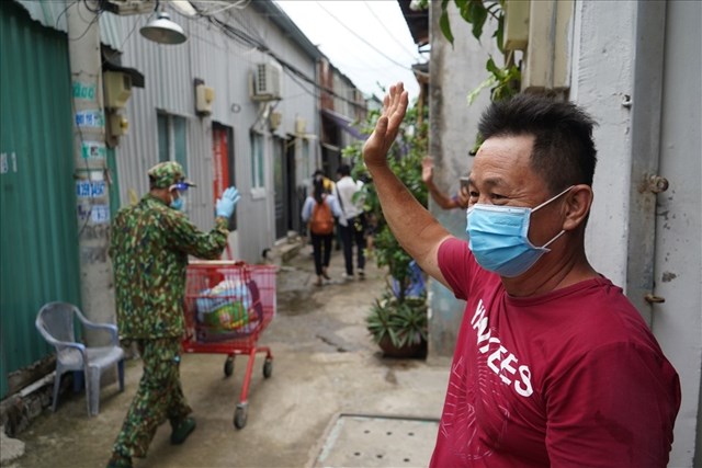 C&ocirc;ng việc thầm lặng của &ldquo;những chiến sĩ tr&ecirc;n tuyến đầu&rdquo; chống dịch đ&atilde;&nbsp;để lại những&nbsp;cảm x&uacute;c y&ecirc;u thương, tr&acirc;n trọng&nbsp;của mọi người,&nbsp;g&oacute;p phần&nbsp;lan tỏa&nbsp;t&igrave;nh&nbsp;vị tha,&nbsp;l&ograve;ng&nbsp;nh&acirc;n &aacute;i&nbsp;trong cộng đồng (Ảnh: B&aacute;o Lao động).