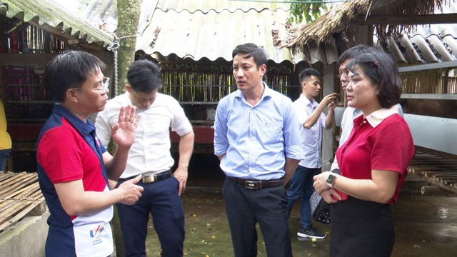 L&atilde;nh đạo huyện L&acirc;m B&igrave;nh th&ocirc;ng tin với Đo&agrave;n c&ocirc;ng t&aacute;c Cục kinh tế hợp t&aacute;c v&agrave; Ph&aacute;t triển n&ocirc;ng th&ocirc;n về những kết quả m&agrave; huyện đ&atilde; đạt được sau khi Bi&ecirc;n bản được k&yacute; kết.