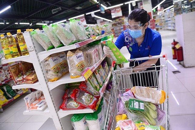 C&ocirc;ng an TP.HCM cho ph&eacute;p nh&acirc;n vi&ecirc;n si&ecirc;u thị, cửa h&agrave;ng tiện lợi, shipper&hellip; được ph&eacute;p lưu th&ocirc;ng từ 5h &ndash; 21h30 h&agrave;ng ng&agrave;y - Ảnh minh họa (Internet).