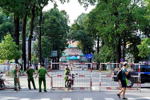 Từ ngày 16/9, TP Hồ Chí Minh vẫn áp dụng kiểm tra giấy đi đường để hạn chế người dân ra đường. 