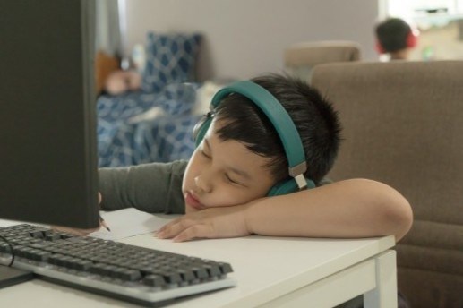 Những căng thẳng của trẻ khi học online.