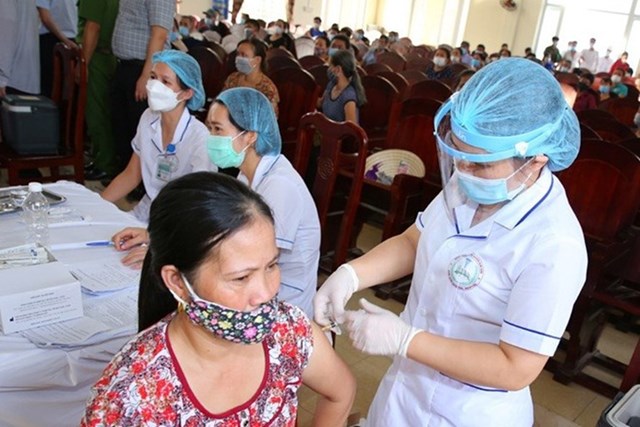 Tiêm vaccine phòng COVID-19 cho người dân trên địa bàn tỉnh Ninh Bình. Ảnh: NT