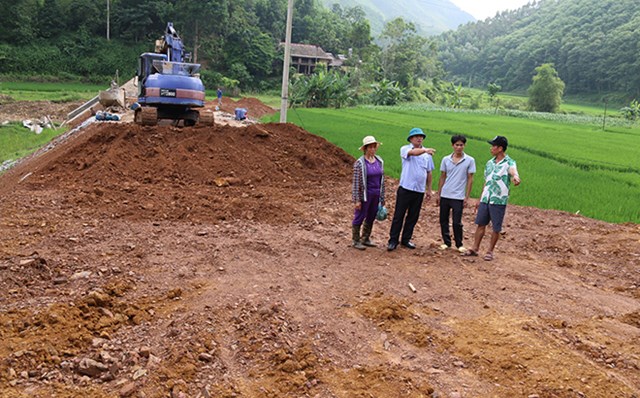 Người dân thôn Khuôn Đát, xã Phúc An, huyện Yên Bình hiến đất làm cầu và đường giao thông nông thôn.