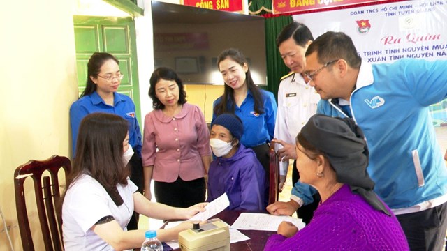 Hoạt động khám bệnh và cấp phát thuốc miễn phí cho người dân tại xã Phúc Sơn.
