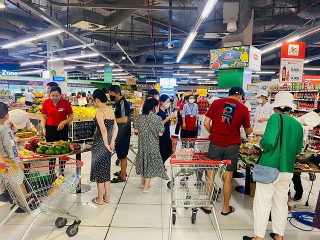 Kh&aacute;ch h&agrave;ng mua sắm tại&nbsp;si&ecirc;u thị WinMart Times City.