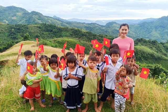 Cô giáo trẻ Trà Thị Thu từng ngày miệt mài gieo con chữ, chăm sóc tận tình cho các em nhỏ đồng bào Ca-dong tại huyện Nam Trà My, tỉnh Quảng Nam.