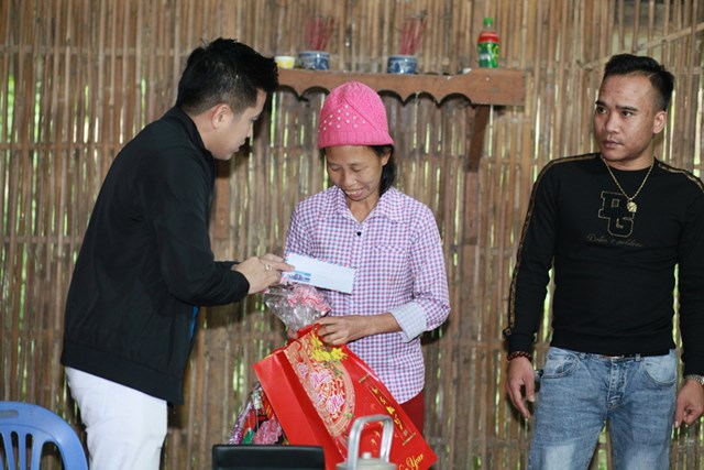 Mai Trần Lâm cùng các nghệ sĩ, fan đã quyên góp và tặng quà trực tiếp đến nhiều hộ gia đình có hoàn cảnh khó khăn tại quê nhà Tuyên Quang.