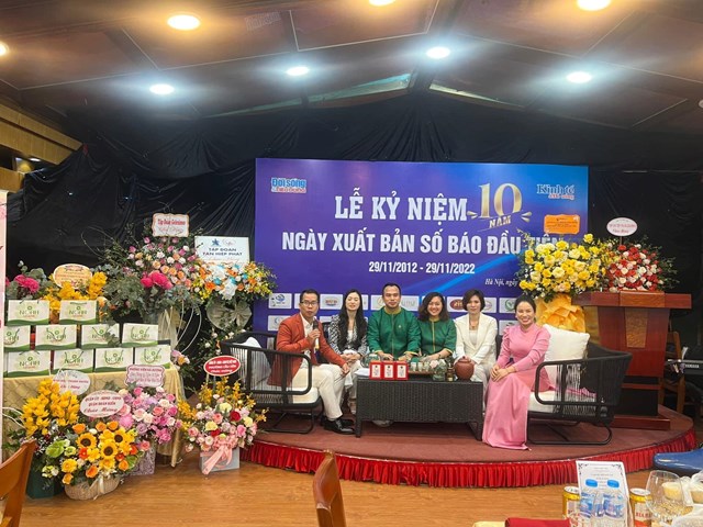 CEO Trà Việ Tú tham gia hoạt động nhân Lễ kỷ niệm 10 năm Ngày xuất bản số Báo đầu tiên.