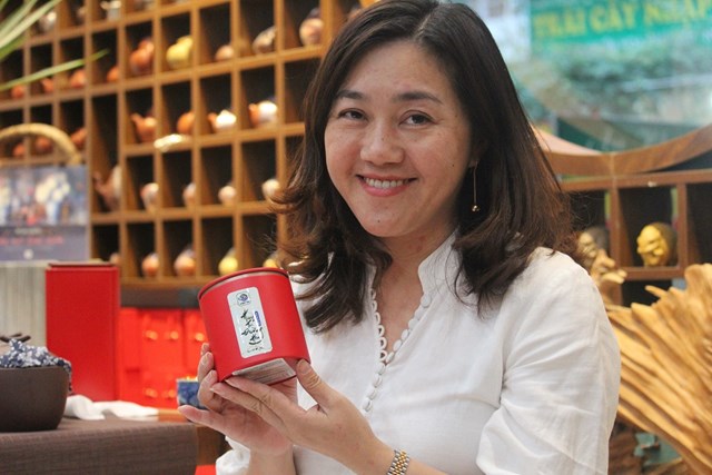 Chị Phạm Thị Thanh Hương - CEO Trà Việt Tú giới thiệu về sản phẩm mới.
