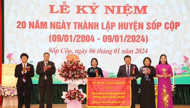 Đồng chí Lò Minh Hùng, Phó Bí thư Thường trực Tỉnh ủy, tặng bức trướng của Tỉnh ủy, HĐND, UBND, Ủy ban MTTQ Việt Nam tỉnh cho huyện Sốp Cộp.