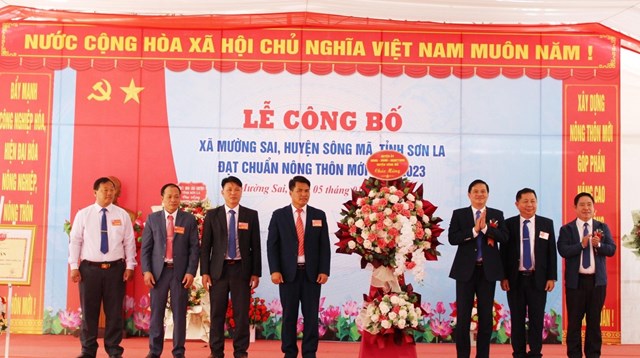 Thường trực Huyện ủy Sông Mã tặng hoa chúc mừng xã Mường Sai đạt chuẩn NTM