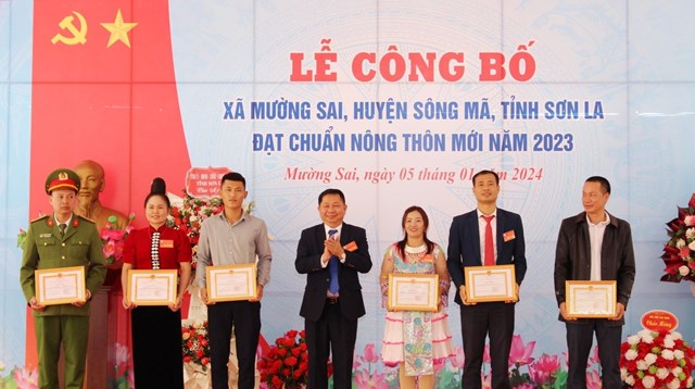 Lãnh đạo UBND huyện Sông Mã trao giấy khen cho các tập thể.