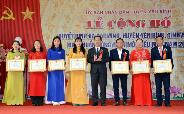 Lãnh đạo huyện Yên Bình trao thưởng cho các tập thể, cá nhân của xã Đại Minh đã có thành tích xuất sắc trong xây dựng nông thôn mới