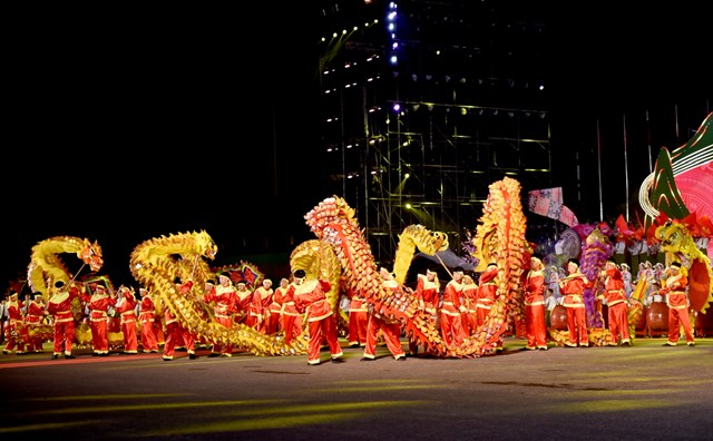 Múa Lân, rồng do 900 học viên Học viện Cảnh sát nhân dân thực hiện.