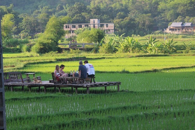 Một số du khách quốc tế tham quan và trải nghiệm thực tế tại bản Lác. Ảnh: Phi Long.