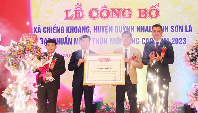 Đồng chí Nguyễn Thành Công, Phó Chủ tịch UBND tỉnh trao Bằng công nhận xã Chiềng Khoang đạt chuẩn nông thôn mới nâng cao.