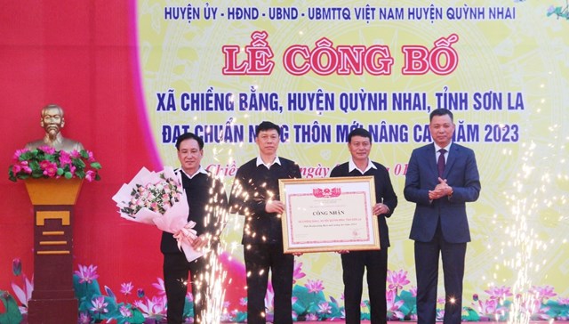 Đồng chí Nguyễn Thành Công, Phó Chủ tịch UBND tỉnh trao Bằng công nhận xã Chiềng Bằng đạt chuẩn Nông thôn mới nâng cao.