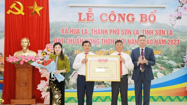 Đồng chí Nguyễn Thành Công, Phó Chủ tịch UBND tỉnh trao Bằng công nhận xã Hua La đạt chuẩn nông thôn mới nâng cao.