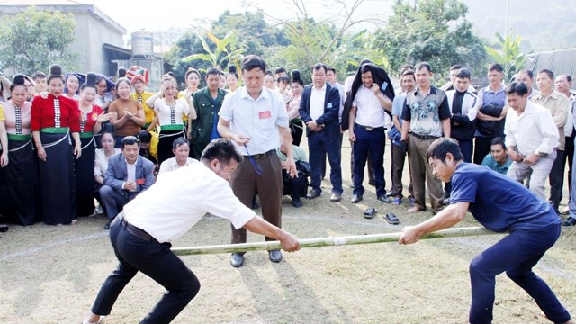 Phần thi đẩy gậy tại ngày hội.