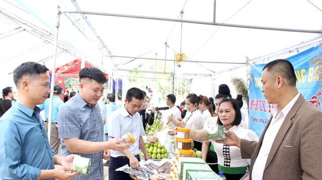 Nhân dân du khách tham quan, mua sắm tại gian hàng trưng bày nông sản xã Mường Bú. 