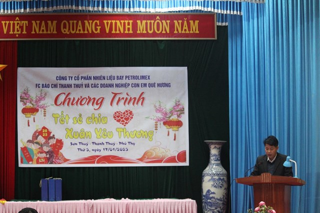 Ông Lê Quang Sáng - Bí thư Đảng ủy xã Sơn Thủy phát biểu tại chương trình trao quà “Tết chia sẻ, Xuân yêu thương”.