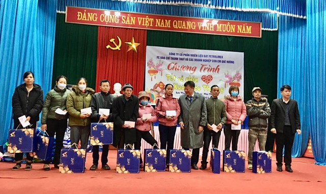 Lãnh đạo xã Sơn Thủy cùng các doanh nghiệp con em quê hương về thăm quê hương Sơn Thủy và trao quà cho các gia đình hộ nghèo của xã Sơn Thủy.