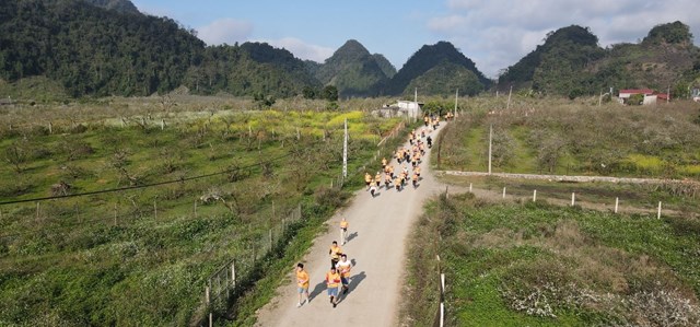 Các VĐV chạy qua thung lũng mận Nà Ka.