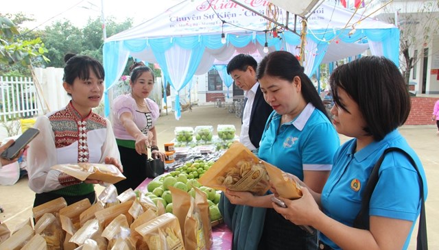 Du khách tham quan gian hàng trưng bày sản phẩm địa phương tại Ngày hội.