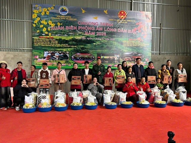 Chương tr&igrave;nh &ldquo;Xu&acirc;n Bi&ecirc;n ph&ograve;ng, ấm l&ograve;ng d&acirc;n bản&rdquo; năm 2026 tại x&atilde; L&oacute;ng Sập (tỉnh Sơn La) l&agrave; sự kiện thường ni&ecirc;n&nbsp;lan tỏa tinh thần sẻ chia, gắn kết qu&acirc;n - d&acirc;n nơi ph&ecirc;n dậu Tổ quốc.