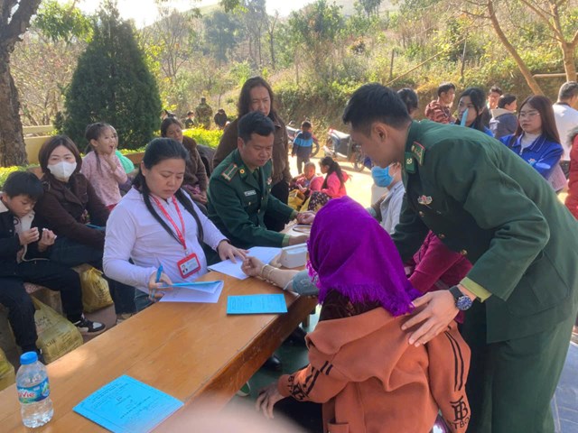 Trong khu&ocirc;n khổ chương tr&igrave;nh, đo&agrave;n Bệnh viện Đại học Y H&agrave; Nội phối hợp với qu&acirc;n y Đồn Bi&ecirc;n ph&ograve;ng Cửa khẩu quốc tế L&oacute;ng Sập v&agrave; Trạm Y tế x&atilde; tổ chức kh&aacute;m bệnh, tư vấn sức khỏe v&agrave; cấp ph&aacute;t thuốc miễn ph&iacute; g&oacute;p phần thiết thực chăm lo sức khỏe nh&acirc;n d&acirc;n khu vực bi&ecirc;n giới.