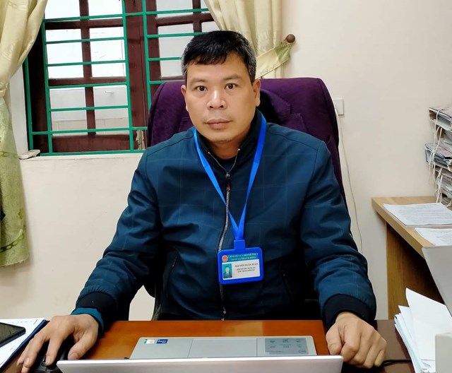Ông Nguyễn Xuân  Tuấn, Phó Bí thư Đảng ủy, Chủ tịch UBND xã Thạch Đồng trao đổi với phóng viên về tình hình phát triển kinh tế, xã hội trên địa bàn xã.