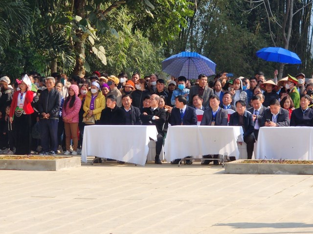 Các vị đại biểu và đông đảo Nhân dân tới tham dự Khai mạc Lễ hội Khai hạ dân tộc Mường Hòa Bình năm 2023.