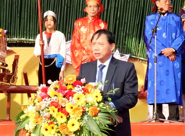Ông Bùi Văn Khánh, Chủ tịch UBND tỉnh Hòa Bình phát biểu khai mạc lễ hội.