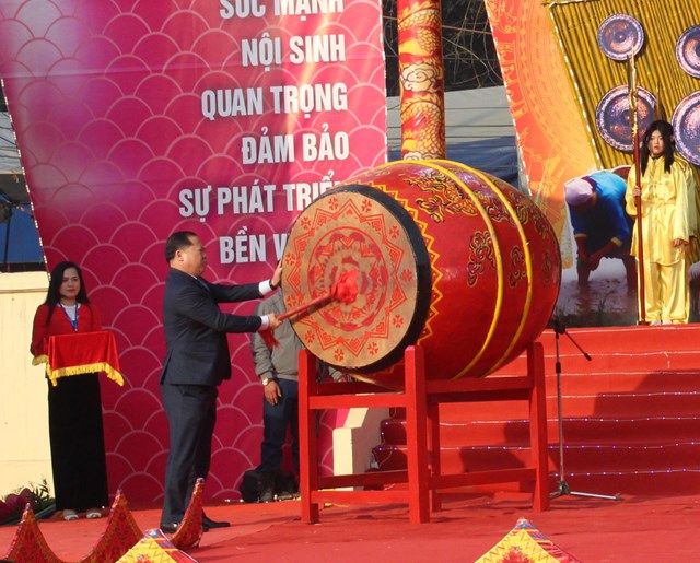 Ông Nguyễn Phi Long, Bí thư Tỉnh ủy Hòa Bình đánh trống khai mạc lễ hội.