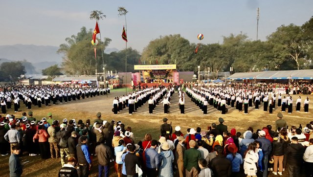 Quang cảnh khai mạc Lễ hội Khai hạ dân tộc Mường tỉnh Hòa Bình năm 2023 tại Sân vận động xã Phong Phú (Tân Lạc).