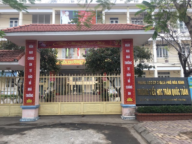 Trường Tiểu học Trần Quốc Toản, phường T&acirc;n Thịnh, th&agrave;nh phố H&ograve;a B&igrave;nh. Ảnh: T&uacute; Vũ.