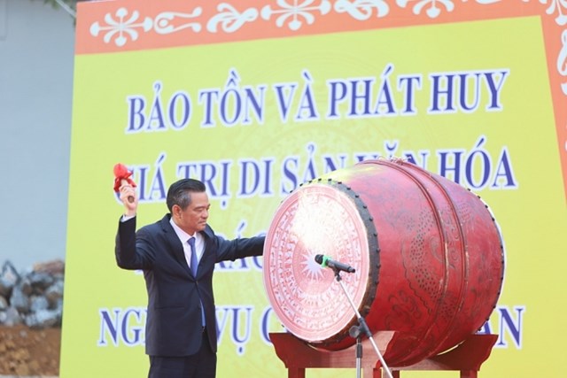 Bí thư Huyện uỷ Ba Vì Dương Cao Thanh đánh trống Khai hội Tản Viên Sơn Thánh Xuân Quý Mão 2023.