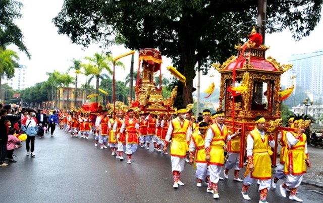 Rước kiệu Hưng Đạo đại vương Trần Quốc Tuấn lên Đền Thượng.