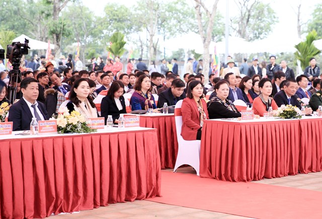 Các đại biểu dự lễ khai hội Tản viên Sơn Thánh.