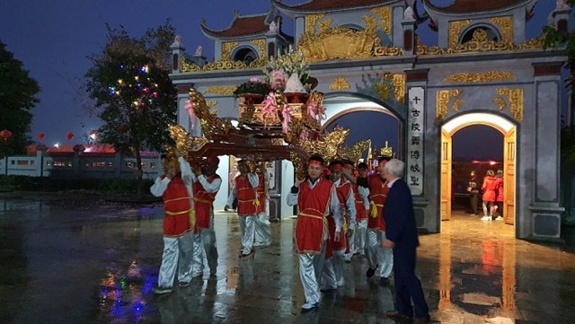 Trước đó, vào 5h15, ban tổ chức Lễ hội đã tổ chức đoàn rước kiệu dâng lễ từ đền Hạ (xã Minh Quang, huyện Ba Vì) đến đền mẫu Lăng Sương (huyện Thanh Thủy, Phú Thọ).