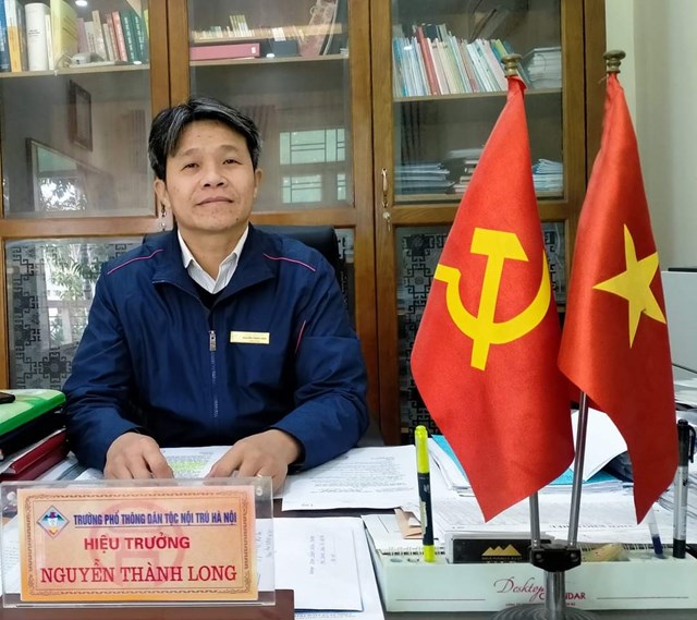 Thầy giáo Nguyễn Thành Long, Bí thư Chi bộ, Hiệu Trưởng Trường Phổ Thông DTNT Hà Nội.