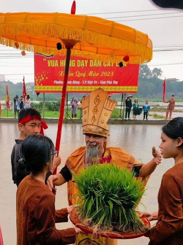 Tái hiện sinh động hình ảnh Vua Hùng dạy dân cấy lúa.