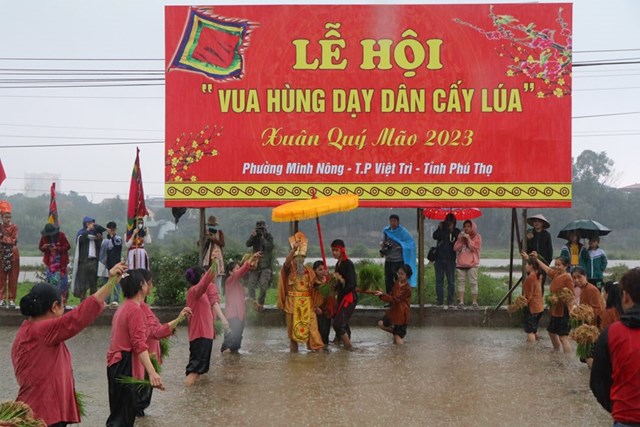 Đây là lễ hội duy nhất mang tính đặc trưng, tiêu biểu khởi thủy nghề trồng lúa nước của cư dân nông nghiệp Việt Nam.