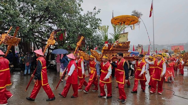 Lễ rước kiệu từ bến sông đến Đàn Tịch Tiền.