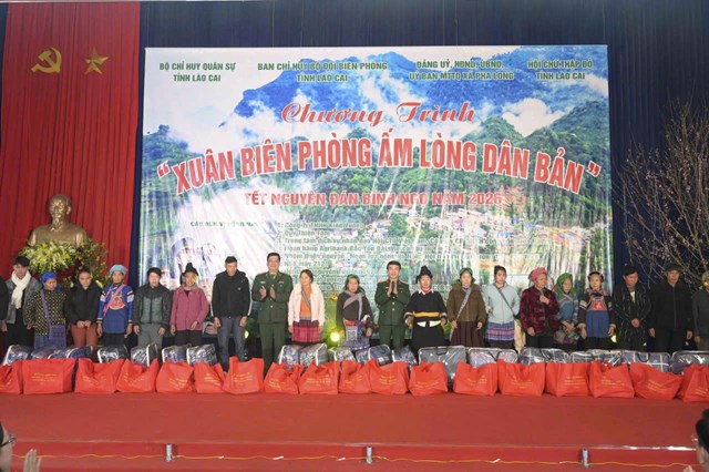BĐBP tỉnh Lào Cai mang mùa xuân đến với đồng bào biên giới  - Ảnh 1