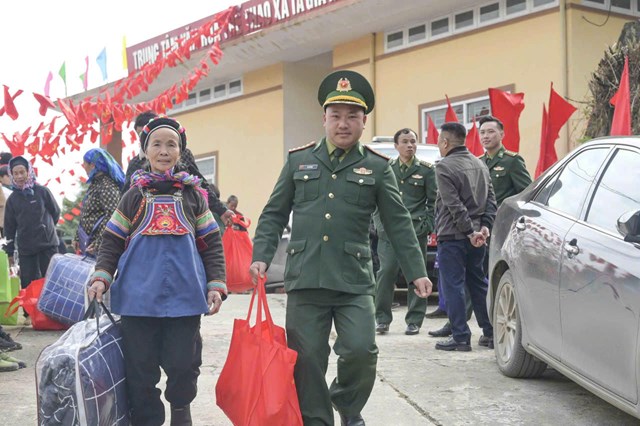 BĐBP tỉnh Lào Cai mang mùa xuân đến với đồng bào biên giới  - Ảnh 5